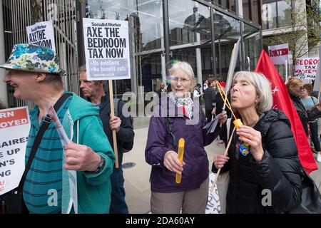 Protest zum ersten Jahrestag der "Bedroom Tax" vor dem Hyde Park, einer der teuersten Wohnheime Londons. Das Wohlfahrtsreform-Gesetz 2012, das am 1. April 2013 in Kraft trat, beinhaltete Änderungen der Wohngeld-Regeln. Diese Änderungen umfassen eine "Unterbelegung Strafe", die die Höhe der Leistung an Kläger gezahlt reduziert, wenn sie als zu viel Wohnraum in der Immobilie, die sie Anspruch Wohngeld auf haben, diese geändert wurde bekannt als die "Schlafzimmer Steuer". One Hyde Park, Knightsbridge, London, Großbritannien. April 2014 Stockfoto