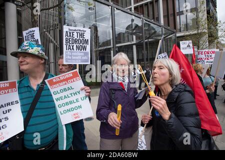 Protest zum ersten Jahrestag der "Bedroom Tax" vor dem Hyde Park, einer der teuersten Wohnheime Londons. Das Wohlfahrtsreform-Gesetz 2012, das am 1. April 2013 in Kraft trat, beinhaltete Änderungen der Wohngeld-Regeln. Diese Änderungen umfassen eine "Unterbelegung Strafe", die die Höhe der Leistung an Kläger gezahlt reduziert, wenn sie als zu viel Wohnraum in der Immobilie, die sie Anspruch Wohngeld auf haben, diese geändert wurde bekannt als die "Schlafzimmer Steuer". One Hyde Park, Knightsbridge, London, Großbritannien. April 2014 Stockfoto