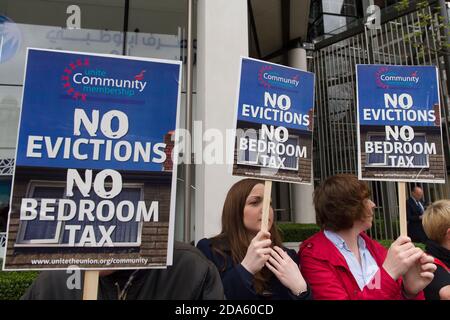 Protest zum ersten Jahrestag der "Bedroom Tax" vor dem Hyde Park, einer der teuersten Wohnheime Londons. Das Wohlfahrtsreform-Gesetz 2012, das am 1. April 2013 in Kraft trat, beinhaltete Änderungen der Wohngeld-Regeln. Diese Änderungen umfassen eine "Unterbelegung Strafe", die die Höhe der Leistung an Kläger gezahlt reduziert, wenn sie als zu viel Wohnraum in der Immobilie, die sie Anspruch Wohngeld auf haben, diese geändert wurde bekannt als die "Schlafzimmer Steuer". One Hyde Park, Knightsbridge, London, Großbritannien. April 2014 Stockfoto