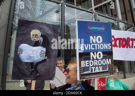 Protest zum ersten Jahrestag der "Bedroom Tax" vor dem Hyde Park, einer der teuersten Wohnheime Londons. Das Wohlfahrtsreform-Gesetz 2012, das am 1. April 2013 in Kraft trat, beinhaltete Änderungen der Wohngeld-Regeln. Diese Änderungen umfassen eine "Unterbelegung Strafe", die die Höhe der Leistung an Kläger gezahlt reduziert, wenn sie als zu viel Wohnraum in der Immobilie, die sie Anspruch Wohngeld auf haben, diese geändert wurde bekannt als die "Schlafzimmer Steuer". One Hyde Park, Knightsbridge, London, Großbritannien. April 2014 Stockfoto