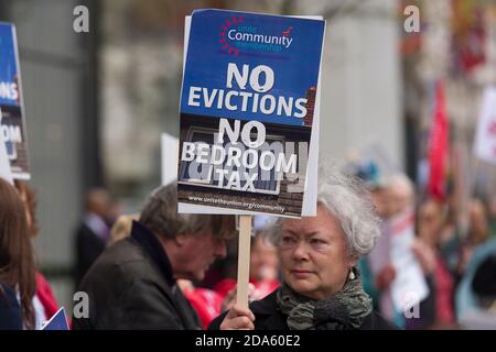 Protest zum ersten Jahrestag der "Bedroom Tax" vor dem Hyde Park, einer der teuersten Wohnheime Londons. Das Wohlfahrtsreform-Gesetz 2012, das am 1. April 2013 in Kraft trat, beinhaltete Änderungen der Wohngeld-Regeln. Diese Änderungen umfassen eine "Unterbelegung Strafe", die die Höhe der Leistung an Kläger gezahlt reduziert, wenn sie als zu viel Wohnraum in der Immobilie, die sie Anspruch Wohngeld auf haben, diese geändert wurde bekannt als die "Schlafzimmer Steuer". One Hyde Park, Knightsbridge, London, Großbritannien. April 2014 Stockfoto