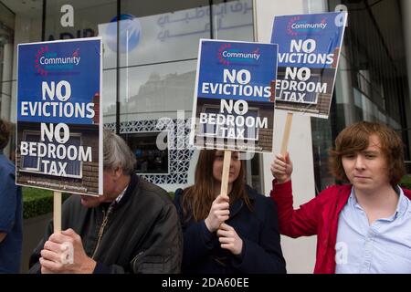 Protest zum ersten Jahrestag der "Bedroom Tax" vor dem Hyde Park, einer der teuersten Wohnheime Londons. Das Wohlfahrtsreform-Gesetz 2012, das am 1. April 2013 in Kraft trat, beinhaltete Änderungen der Wohngeld-Regeln. Diese Änderungen umfassen eine "Unterbelegung Strafe", die die Höhe der Leistung an Kläger gezahlt reduziert, wenn sie als zu viel Wohnraum in der Immobilie, die sie Anspruch Wohngeld auf haben, diese geändert wurde bekannt als die "Schlafzimmer Steuer". One Hyde Park, Knightsbridge, London, Großbritannien. April 2014 Stockfoto