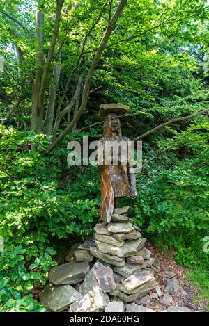 Holzstatue des slawischen gottes Perun auf dem Gipfel des Ropice-Hügels In Moravskoslezske Beskiden in der Tschechischen republik Stockfoto