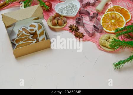 Weihnachtliche Kulisse mit Zutaten zum Kochen und fertig glasierten Keksen. Kopie des Speicherplatzes Stockfoto