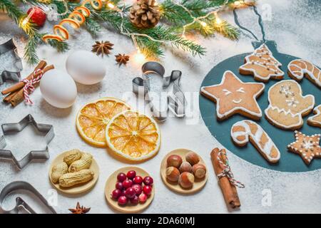 Verschiedene Zutaten zum Backen von Keksen auf schneebedecktem Hintergrund. Stockfoto