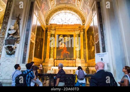 Touristen bewundern Caravaggio Malerei die Inspiration des heiligen Matthäus hängen In der Kirche von Saint Louis der Franzosen in Rom Italien Stockfoto