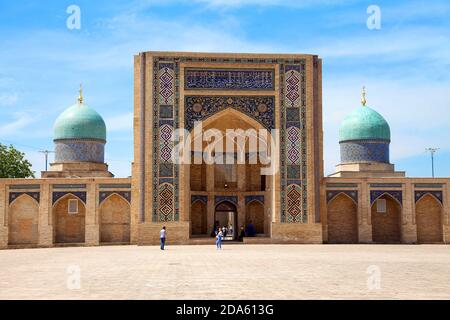 Blick auf die Barak Khan Madrasah des Khast Imam Komplexes im Sommer. Taschkent. Usbekistan. April 29 2019. Stockfoto