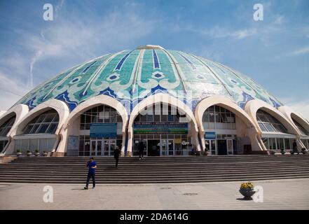 Blick auf den Chorsu-Markt in Taschkent, Usbekistan, im Sommer. 29 ar 2019 Stockfoto