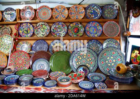 Usbekische Keramik-Souvenir bemalte Teller, Rune-Arbeit auf dem Chorsu-Basar in Tanshkent. Traditionelle Kunst. 29. April 2019 Stockfoto