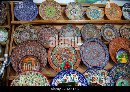 Usbekische Keramik-Souvenir bemalte Teller, Rune-Arbeit auf dem Chorsu-Basar in Tanshkent. Traditionelle Kunst. 29. April 2019 Stockfoto