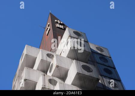 Oben auf dem legendären Nakagin Capsule Tower in Tokio von Kisho Kurokawa. (Oktober 2020) Stockfoto