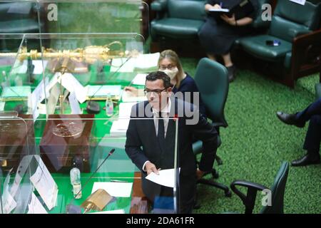 MELBOURNE, AUSTRALIEN - NOVEMBER 10: Premier Daniel Andrews spricht während der Fragestunde der Victorian Legislative Assembly am 10. November 2020 in Melbourne, Australien. Die COVID-19-Beschränkungen haben sich in ganz Victoria weiter gelockert.die Grenze zwischen der U-Bahn und der Region ist nicht mehr gültig.Bildquelle: brett keating/Alamy Live News Stockfoto