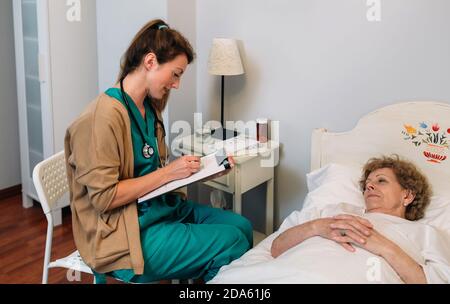 Ärztin Ausfüllen eines Fragebogens Stockfoto