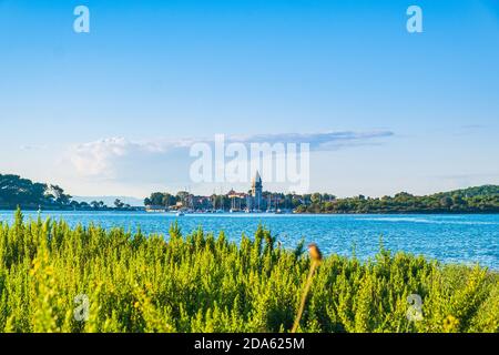 Altstadt von Osor zwischen den Inseln Cres und Losinj, Kroatien, Küste und Meereslandschaft im Vordergrund Stockfoto