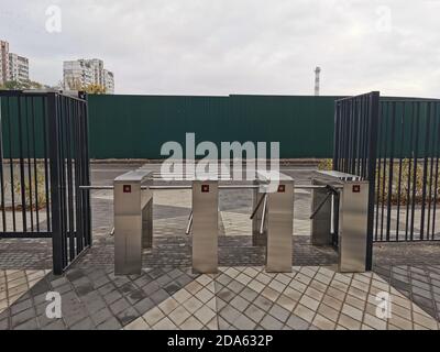 Geschlossenen Eingang Drehkreuz mit Zugriff verweigert rote Zeichen. Security Barrier Stockfoto