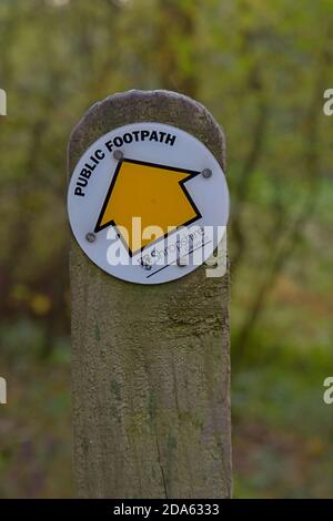 Ein Shropshire council Wegweiser weist den Weg entlang einer Ländliche Waldwanderweg in Herbstblättern bedeckt Stockfoto