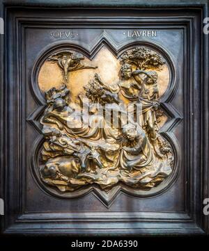 FLORENZ, ITALIEN - 7. OKTOBER 2018: Das Fragment der Kopie der Nordtüren des Baptisteriums von San Giovanni, von Lorenzo Ghiberti, 15. Jahrhundert Stockfoto