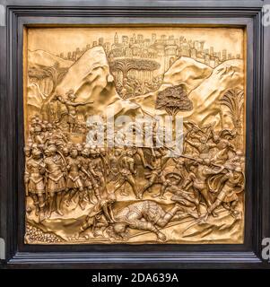 FLORENZ, ITALIEN - 7. OKTOBER 2018: Das Fragment der Kopie der Osttüren des Baptisteriums von San Giovanni, oder Tore des Paradieses, von Lorenzo Ghiberti, 15 Stockfoto