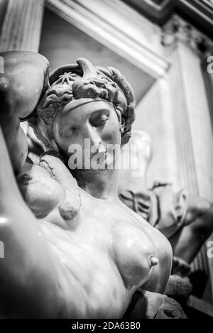 FLORENZ, ITALIEN - 7. OKTOBER 2018: Eine Marmorskulptur von Michelangelo, datierbar bis 1524-34 auf dem Grab von Lorenzo II. De' Medici in der Medici-Kapelle in Stockfoto