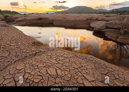 Gesprungene Erde in der Nähe von Trockenwasser in der Dämmerung bei Sam Pan Bok im Mekong Fluss. Provinz Ubonratchathani, Thailand Stockfoto