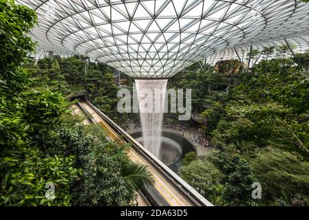 Singapur - 6. Dezember 2019: Blick auf Jewel Rain Vortex von unten im Jewel Changi Airport in Singapur. Stockfoto