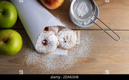 Hausgemachte Dessert-Apfel-Fritten mit Bio-Zutaten. Draufsicht. Stockfoto