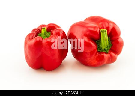 Bunt von frischen roten süßen Paprika (Paprika) Stapel auf Weißer Hintergrund Stockfoto