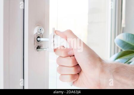 Fenstergriff gebrochen. Hält sie in seinen Armen. Stockfoto