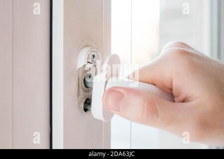 Der Griff des Kunststofffensters ist gebrochen. Der Riss und der Mechanismus im Inneren sind sichtbar. Stockfoto