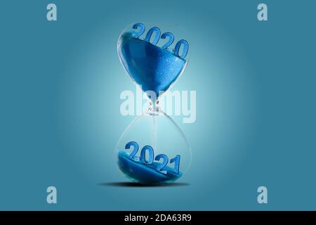 New Year 2021 Konzept mit Sanduhr fallenden Sand nehmen die Form einer 2021 Stockfoto