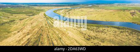 Rechyza, Region Gomel, Weißrussland. Luftaufnahme Des Dnjepr Flusses. Himmel Über Green Meadow Und Flusslandschaft. Blick Von Oben Auf Die Europäische Natur Aus Der Höhe Stockfoto