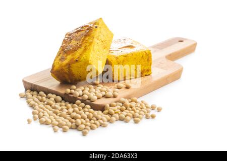 Würfel aus mariniertem Tofu und Sojabohnen isoliert auf weißem Hintergrund. Stockfoto