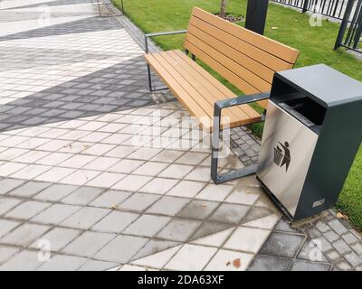 Der Steinwanderweg im Park mit grünem Gras Hintergrund Stockfoto