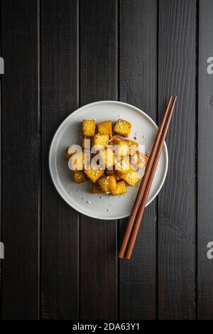 Würfel von gebratenem Tofu auf dem Teller. Draufsicht. Stockfoto