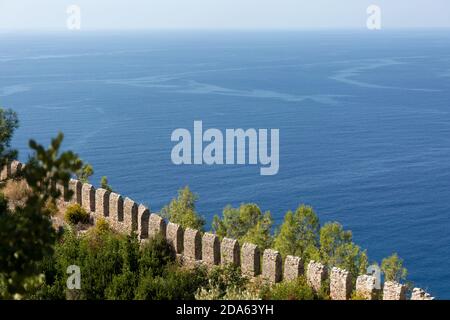 Alte Festung Steinmauer auf blauem Meer Hintergrund. Stockfoto