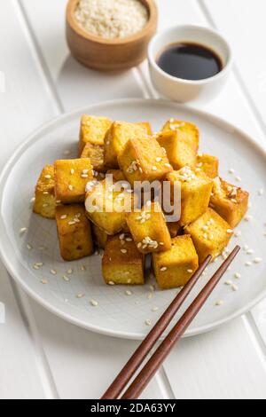 Würfel von gebratenem Tofu auf dem Teller. Stockfoto