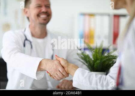 Handschlag zwischen zwei Ärzten in weißen Mänteln Stockfoto