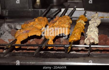 Mariniertes indisches Huhn tandoori Vorbereitung auf einem Grill im Gange Stockfoto