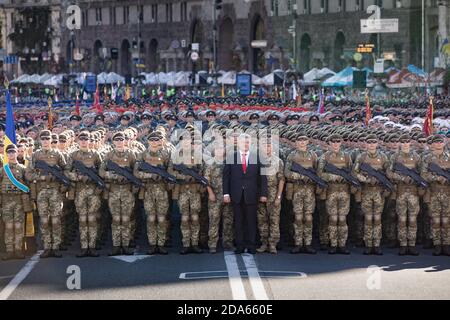 KIEW, UKRAINE - 22. Aug 2018: Präsident der Ukraine Petro Poroschenko und Soldaten der ukrainischen Armee bei der Generalprobe der Militärparade in Kiew Stockfoto