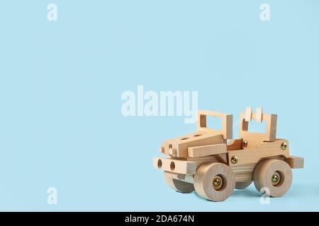 Holzauto Spielzeug auf blauem Hintergrund mit Kopierplatz für Text Stockfoto