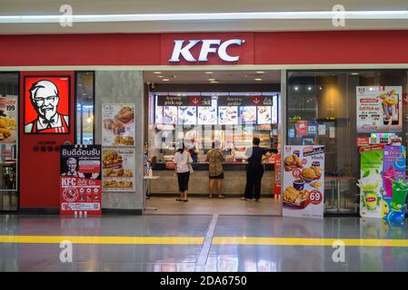 BANGKOK, THAILAND - 10. NOVEMBER 2020 - KFC Kentucky Fried Chicken Restaurant im Einkaufszentrum in Bangkok Thailand Stockfoto