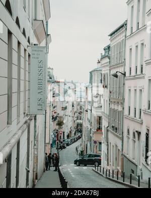 PARIS, FRANKREICH - Nov 07, 2020: Wunderschöne Landschaftsaufnahme der Pariser Bezirke erstaunliche Architektur. Stockfoto
