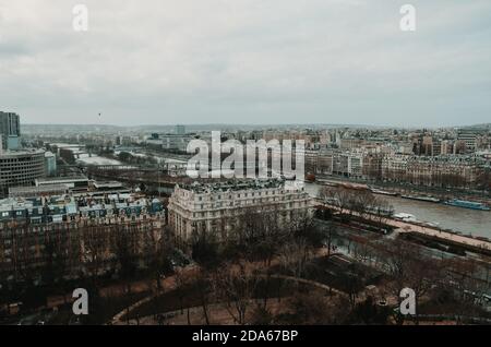 PARIS, FRANKREICH - Nov 07, 2020: Wunderschöne Landschaftsaufnahme der Pariser Bezirke erstaunliche Architektur. Stockfoto