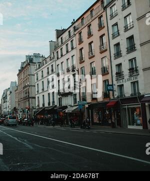 PARIS, FRANKREICH - Nov 07, 2020: Wunderschöne Landschaftsaufnahme der Pariser Bezirke erstaunliche Architektur. Stockfoto