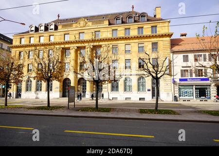 Kantonalbankgebäude an der Avenue Léopold-Robert in La Chaux-de-Fonds, Kanton Neuchâtel, Schweiz. Stockfoto