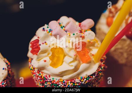 Gläser Milchshake, Frappe, Eiskaffee und Smoothie mit Schlagsahne. Stockfoto