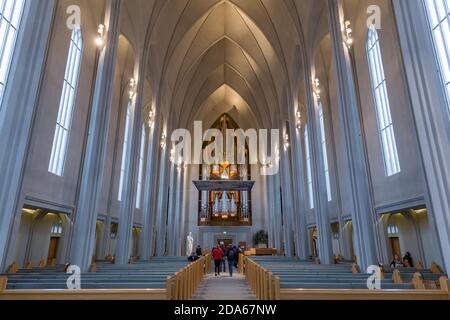 REYKJAVIK, ISLAND - 29. Okt 2018: Touristen bewundern die Orgel in der Hallgrimskirkja Kirche in Island Stockfoto