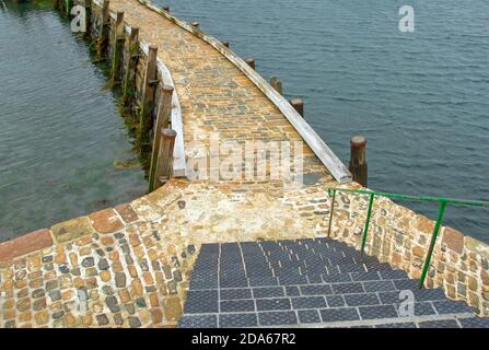 Wellenbrecher und Hafenmauer aus rotem Granit Stockfoto