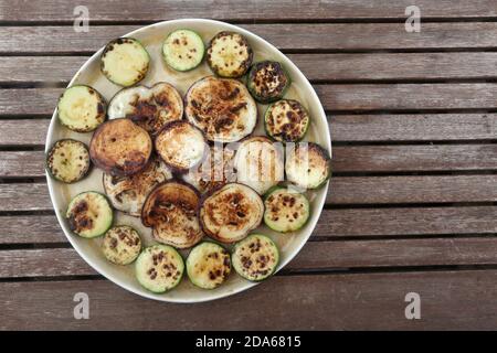 Runde geschnittene gekochte Auberginen als veganes Essen Stockfoto