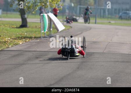 Behindertensportler trainieren mit seinem Handbike auf einer Strecke. Stockfoto